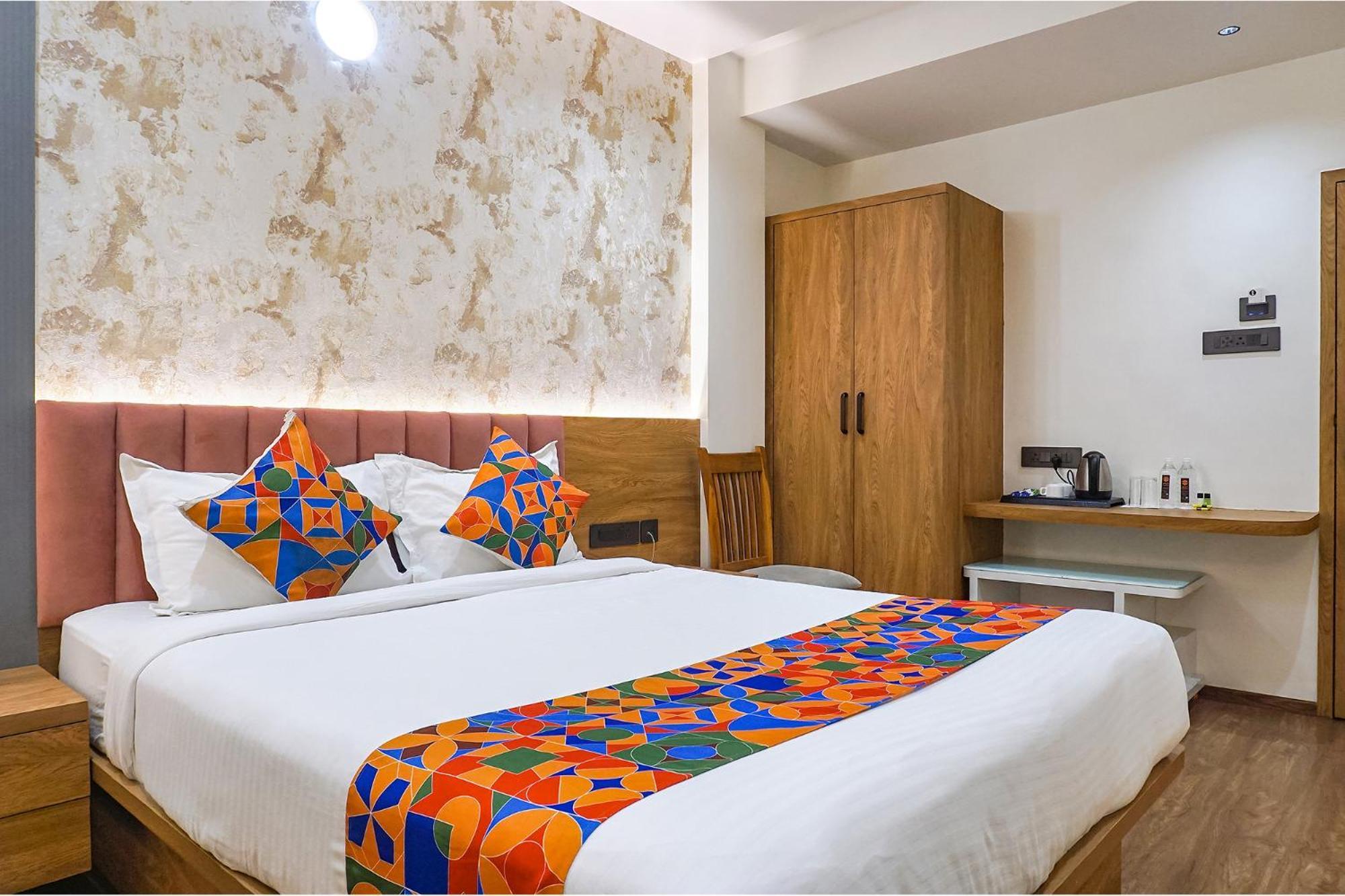 Fabhotel Prime Shourya Residency - Nr Maharshi Karve Museum プネ エクステリア 写真